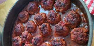 Τα Κεφτεδάκια με σάλτσα στο φούρνο