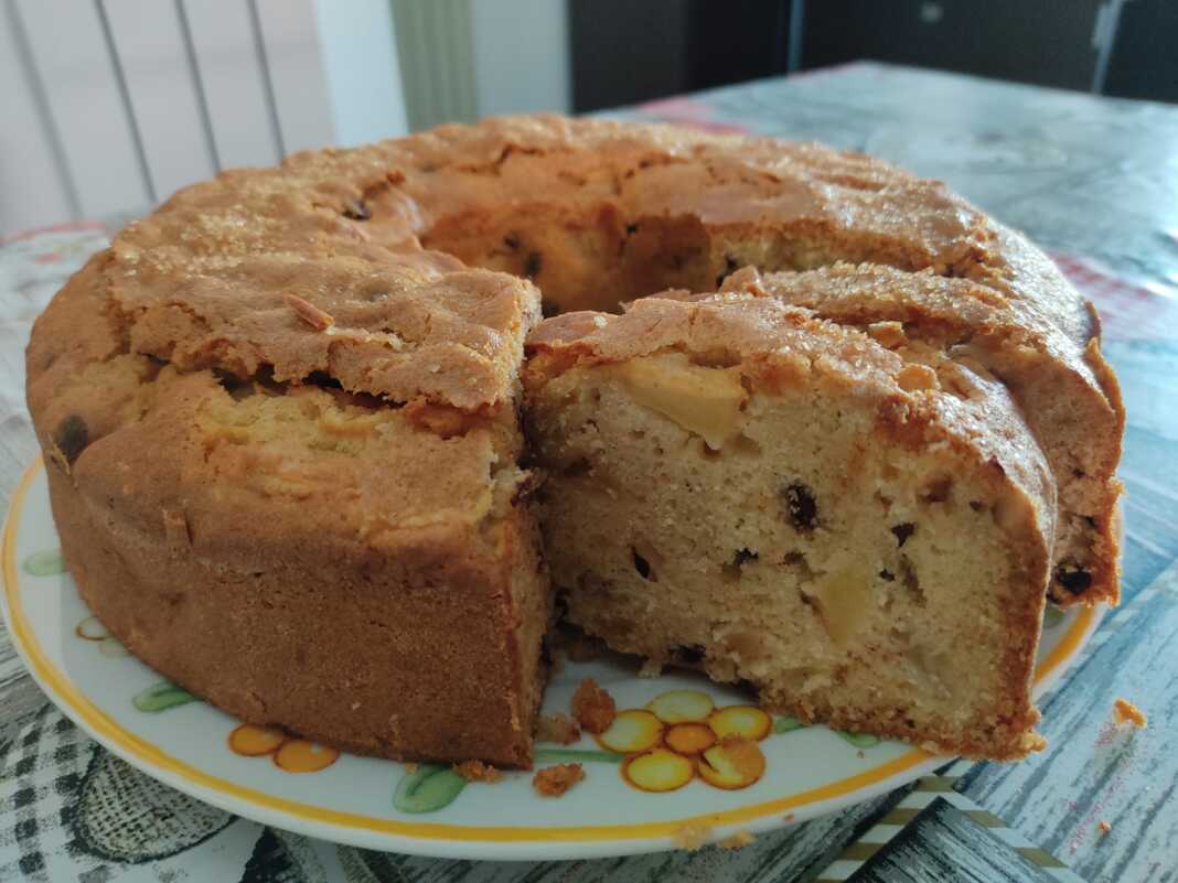 keikMiloSokolata Αφράτο κέικ με κομμάτια μήλου, λιωμένη σοκολάτα και χοντροκομμένα φουντούκια, πασπαλισμένο με κανέλα και ξύσμα πορτοκαλιού