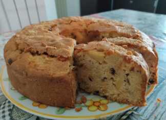 Αφράτο κέικ με κομμάτια μήλου, λιωμένη σοκολάτα και χοντροκομμένα φουντούκια, πασπαλισμένο με κανέλα και ξύσμα πορτοκαλιού