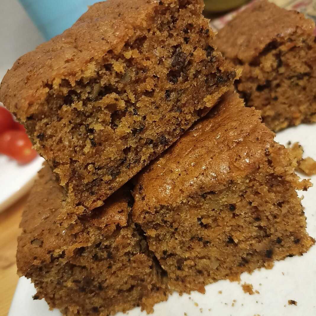 Ζουμερή καρυδόπιτα με χρυσαφένιο σιρόπι.