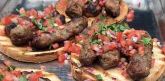 Κεμπάπ σε φρυγανισμένο ψωμί