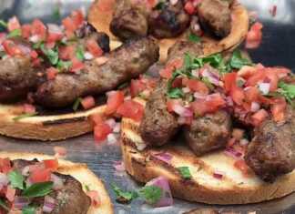 Κεμπάπ σε φρυγανισμένο ψωμί