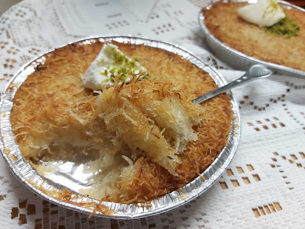 Ζεστό Κιουνεφέ με λιωμένο τυρί, περιχυμένο με σιρόπι και πασπαλισμένο με φιστίκια.