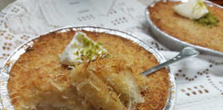 Ζεστό Κιουνεφέ με λιωμένο τυρί, περιχυμένο με σιρόπι και πασπαλισμένο με φιστίκια.