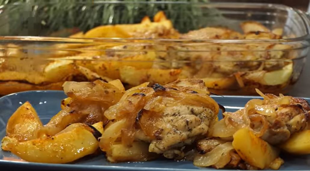 kotopouloKaramelomenaKremidia Κοτόπουλο με πατάτες και καραμελωμένα κρεμμύδια