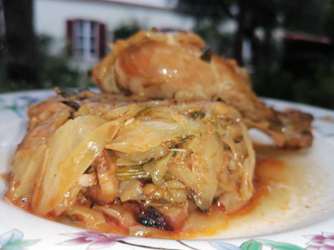 kotopouloLaxano1 Κοτόπουλο με Λάχανο, σερβιρισμένο σε βαθύ πιάτο.