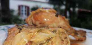 Κοτόπουλο με Λάχανο, σερβιρισμένο σε βαθύ πιάτο.