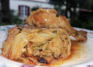 Κοτόπουλο με Λάχανο, σερβιρισμένο σε βαθύ πιάτο.