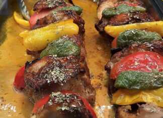 Καλοψημένο χοιρινό κοντοσούβλι σε σούβλα με χρωματιστές πιπεριές και κρεμμύδια σερβιρισμένο πάνω σε λαδόκολλα