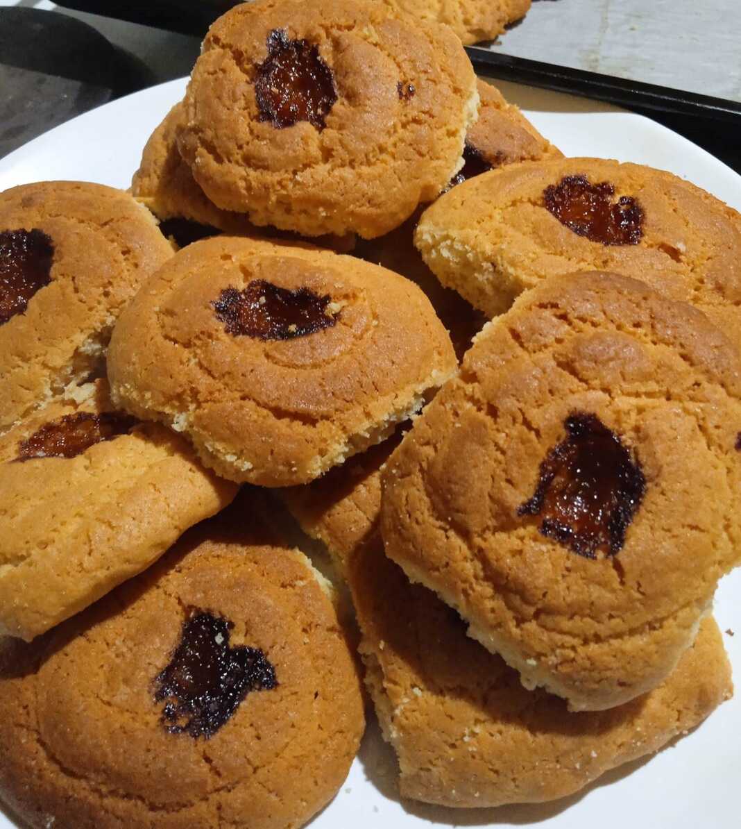 Τα ψημένα **Κουλουράκια με Μαρμελάδα** σε πιατέλα