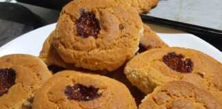 Τα ψημένα **Κουλουράκια με Μαρμελάδα** σε πιατέλα