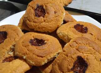 Τα ψημένα **Κουλουράκια με Μαρμελάδα** σε πιατέλα