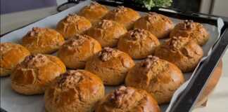 Αφράτα Κουλουράκια Πορτοκαλιού σε σχήμα μπάλας, με ένα καρύδι στην κορυφή, σερβιρισμένα σε πιατέλα.