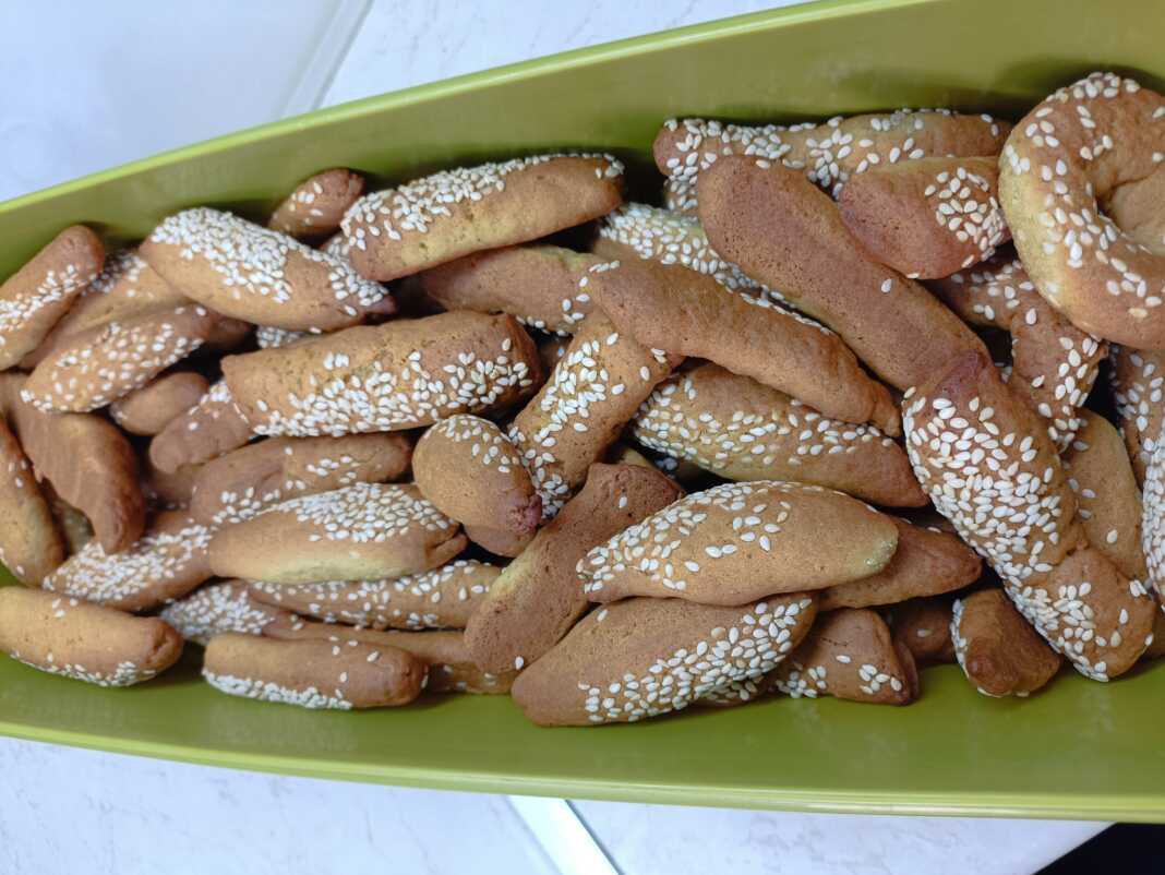 ladokouloura Σπιτικά κρητικά λαδοκούλουρα σε ταψί έτοιμα για ψήσιμο.