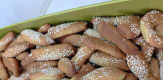 Σπιτικά κρητικά λαδοκούλουρα σε ταψί έτοιμα για ψήσιμο.