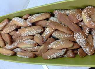 Σπιτικά κρητικά λαδοκούλουρα σε ταψί έτοιμα για ψήσιμο.