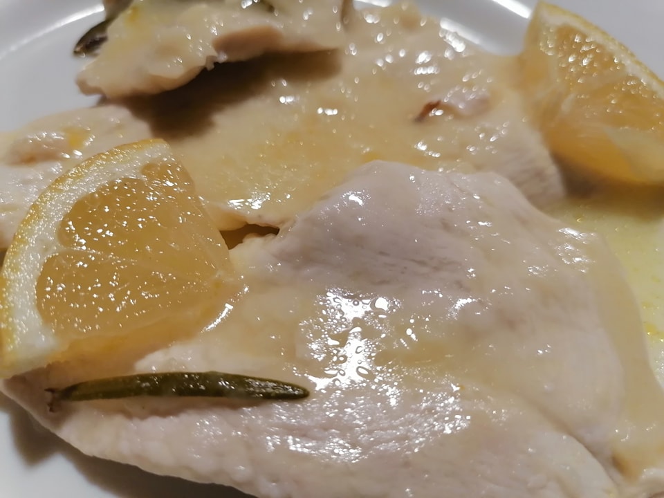 lemonatoKotopouloTigani Στήθος κοτόπουλου με λεμόνι