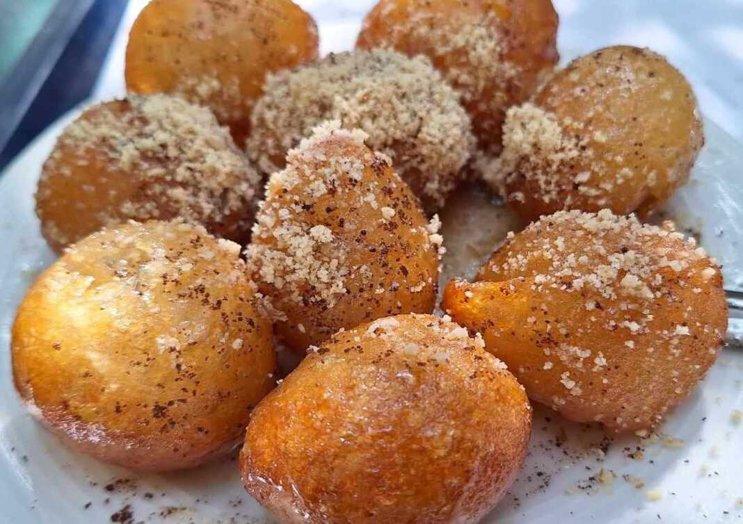 Λουκουμάδες με καρύδι και μέλι