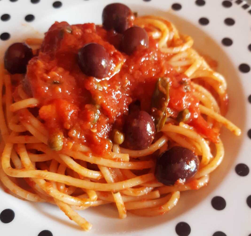 makaronadaKapariElies Μακαρονάδα με κάπαρη και ελιές