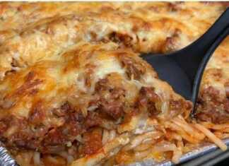 Ταψί με μακαρόνια φούρνου καλυμμένα με λιωμένη μοτσαρέλα και πλούσια κόκκινη σάλτσα κιμά που αχνίζει