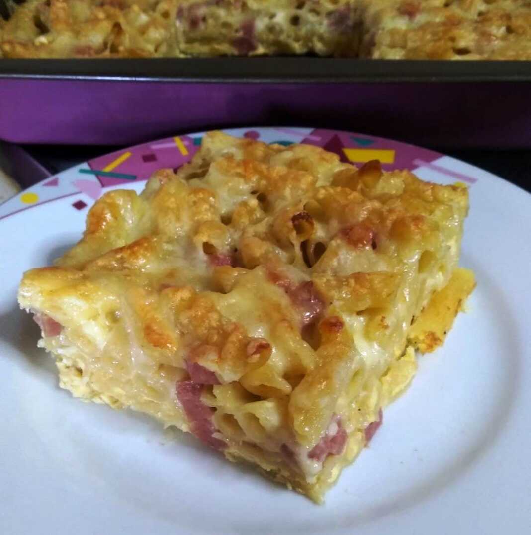 Μακαρονάδα φούρνου (σουφλέ) με χρυσαφένια κρούστα από λιωμένα τυριά, έτοιμη για σερβίρισμα.