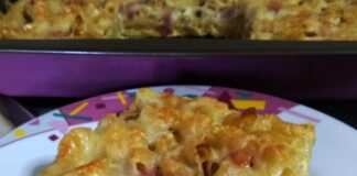 Μακαρονάδα φούρνου (σουφλέ) με χρυσαφένια κρούστα από λιωμένα τυριά, έτοιμη για σερβίρισμα.