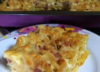 Μακαρονάδα φούρνου (σουφλέ) με χρυσαφένια κρούστα από λιωμένα τυριά, έτοιμη για σερβίρισμα.