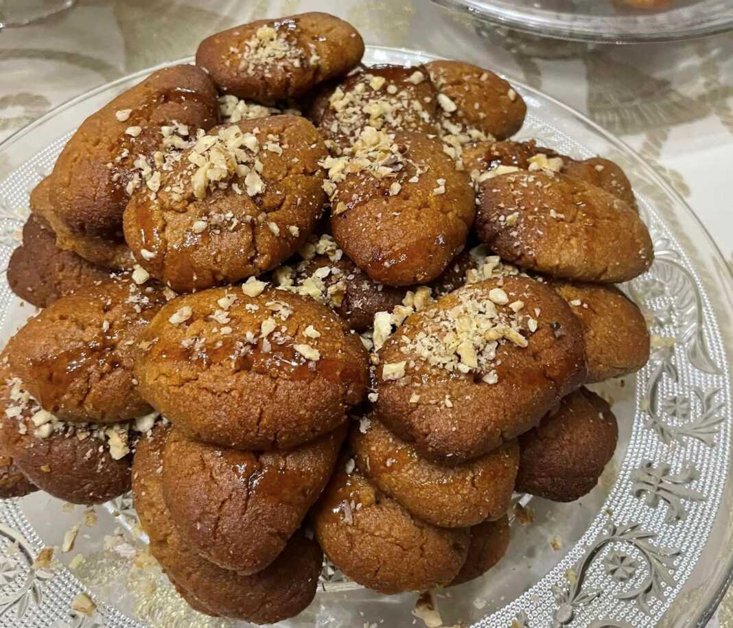 Μελομακάρονα με μέλι και μπισκότα