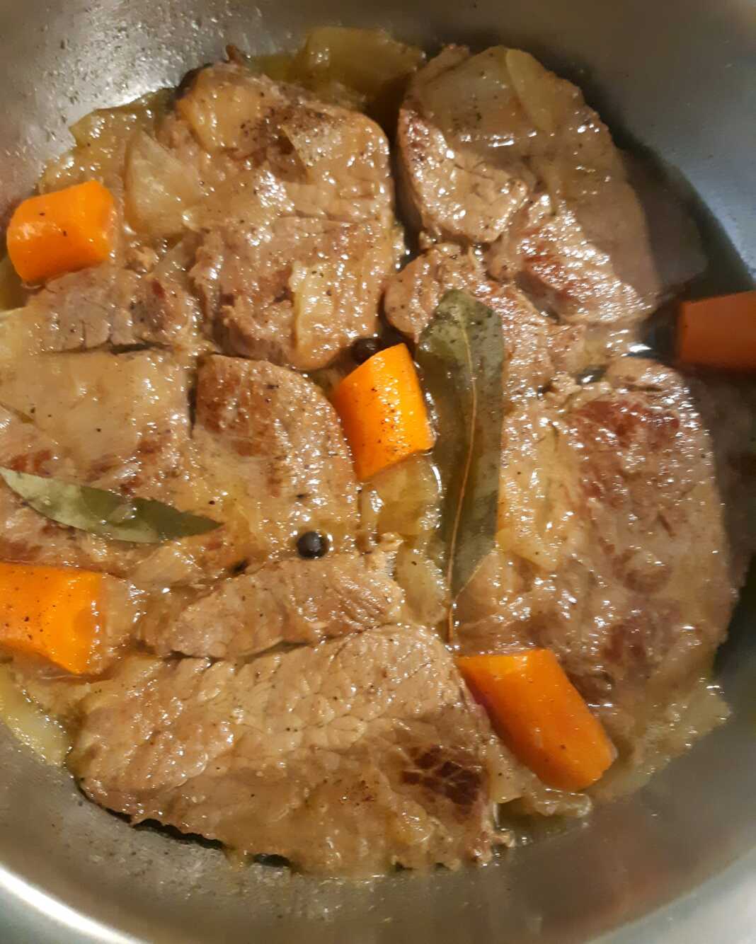 Κλασικό Μοσχαράκι Λεμονάτο Κατσαρόλας, με πλούσια σάλτσα.