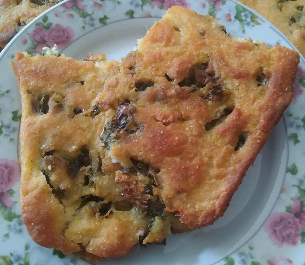 Μια λαχταριστή φέτα γιαννιώτικης μπατσαριάς, με χρυσαφένιο και τραγανό κουρκούτι και πλούσια γέμιση χορταρικών.