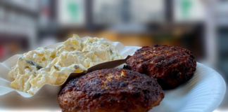 Μπιφτέκια σχάρας με πατατοσαλάτα