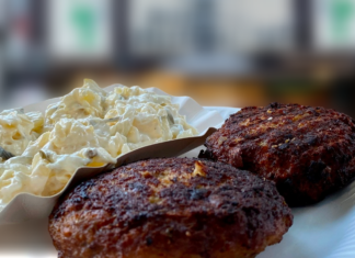 Μπιφτέκια σχάρας με πατατοσαλάτα