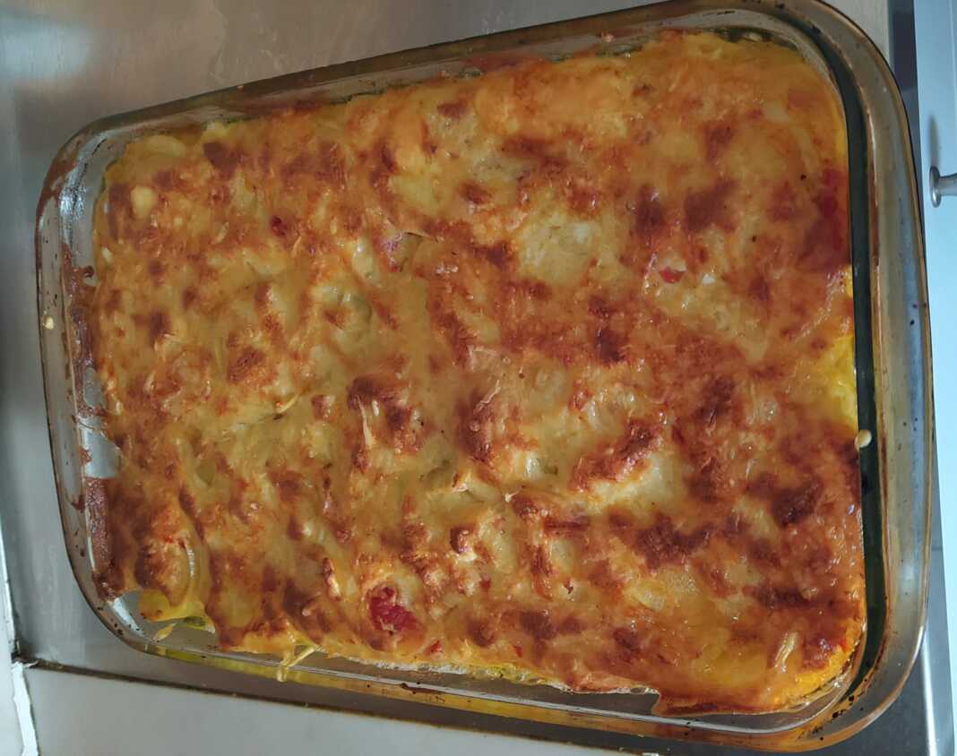 Πατάτες στο φούρνο με διάφορα τυριά και μπεσαμέλ