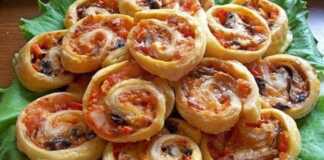 Μίνι πίτσα με σφολιάτα σε σχήμα σαλιγκαριού Πίτσα με σφολιάτα σε σχήμα σαλιγκαριού