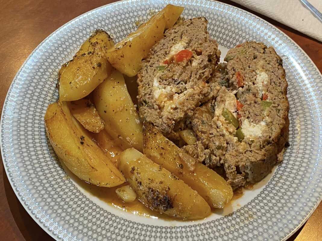 Ρολό Κιμά με Φέτα: κομμένο σε φέτες με το τυρί να λιώνει στο εσωτερικό.