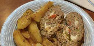 Ρολό Κιμά με Φέτα: κομμένο σε φέτες με το τυρί να λιώνει στο εσωτερικό.