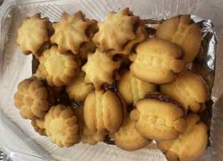 Αφράτα σαμπλεδάκια με γέμιση μαρμελάδας βερίκοκο.