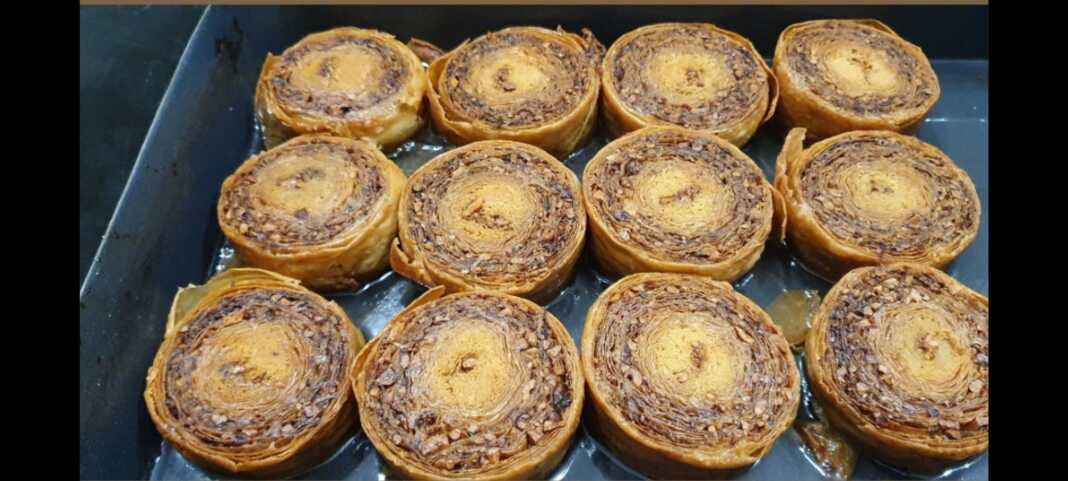 Φρεσκοψημένο σαραγλί με κανταΐφι, πλούσια σιροπιασμένο, σερβιρισμένο σε δίσκο, με ορατή την τραγανή του υφή.