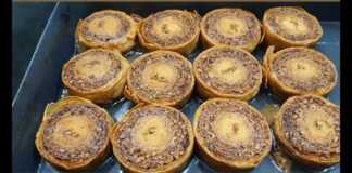 Φρεσκοψημένο σαραγλί με κανταΐφι, πλούσια σιροπιασμένο, σερβιρισμένο σε δίσκο, με ορατή την τραγανή του υφή.