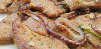 Μοσχαρίσιο συκώτι τηγανισμένο σε τηγάνι με κρεμμύδια, σκόρδο και μαϊντανό.