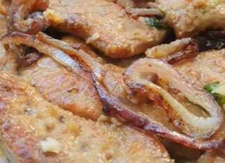 Μοσχαρίσιο συκώτι τηγανισμένο σε τηγάνι με κρεμμύδια, σκόρδο και μαϊντανό.