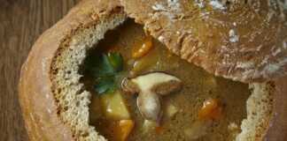 Σούπα με κρέας σε ψωμί