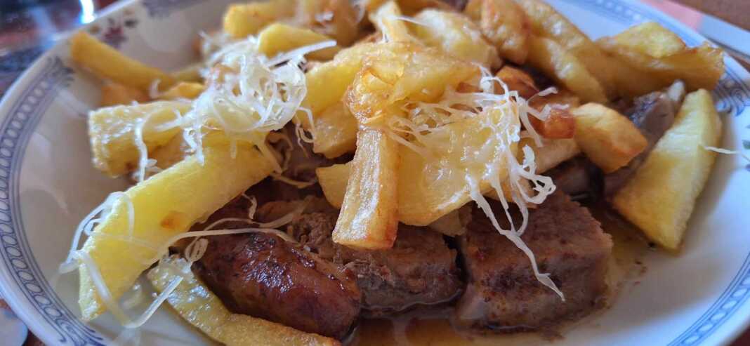 μπριζόλες στο φούρνο με τηγανητές πατάτες