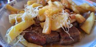 μπριζόλες στο φούρνο με τηγανητές πατάτες