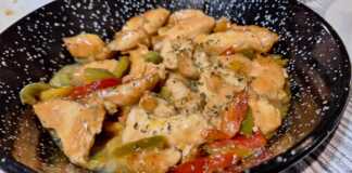 Λαχταριστή Τηγανιά Κοτόπουλου με Πιπεριές και Σάλτσα Ένα τηγάνι με κομμάτια κοτόπουλου σοταρισμένα μαζί με πράσινες, κόκκινες και μια καυτερή πιπεριά σε μια κόκκινη σάλτσα. Πασπαλισμένο με ρίγανη.