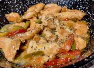 Ένα τηγάνι με κομμάτια κοτόπουλου σοταρισμένα μαζί με πράσινες, κόκκινες και μια καυτερή πιπεριά σε μια κόκκινη σάλτσα. Πασπαλισμένο με ρίγανη.