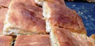 Κοντινό πλάνο σε κομμάτια πό Τυρόπιτα με σπιτικό φύλλο, που αναδεικνύει τις στρώσεις του φύλλου και την πλούσια τυρένια γέμιση.