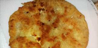 Τυροπιτάρια με γιαούρτι, τηγανισμένα, σερβιρισμένα ζεστά σε πιατέλα.