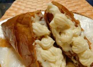 Τραγανά τρίγωνα Πανοράματος γεμισμένα με βελούδινη κρέμα, πασπαλισμένα με ζάχαρη άχνη.