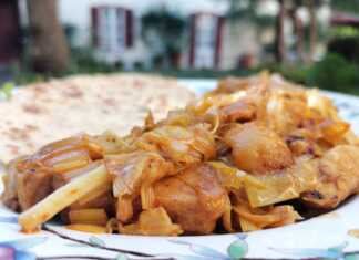 Ζουμερά κομμάτια χοιρινού κρέατος τηγανισμένα με μαλακά πράσα και κόκκινη πάπρικα μέσα σε παραδοσιακό τηγάνι